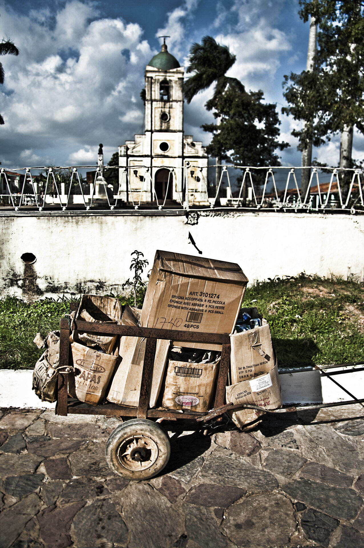 Basura con fondo de Iglesia - Viñales