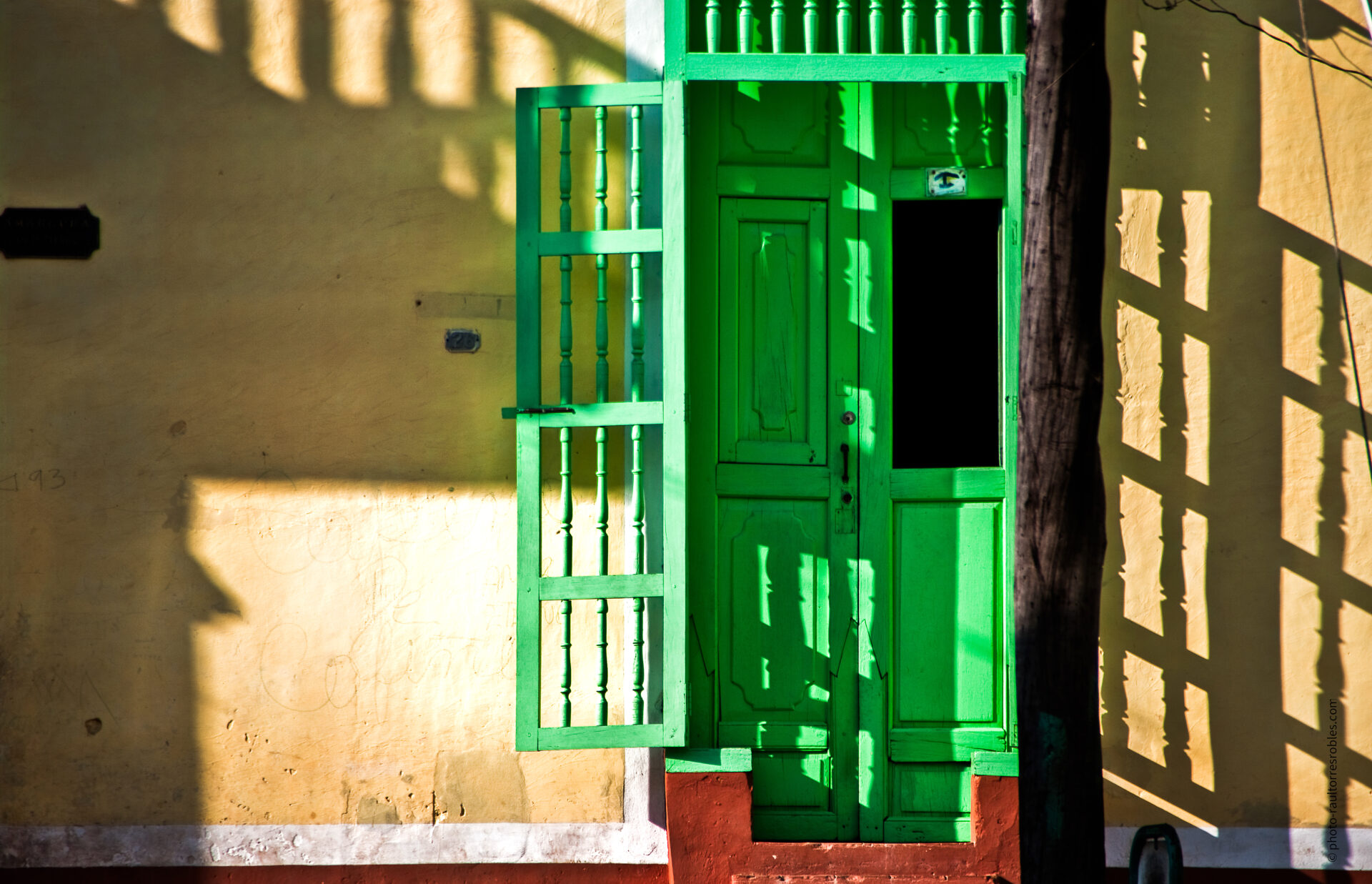 Fachada con sombras  (Trinidad)