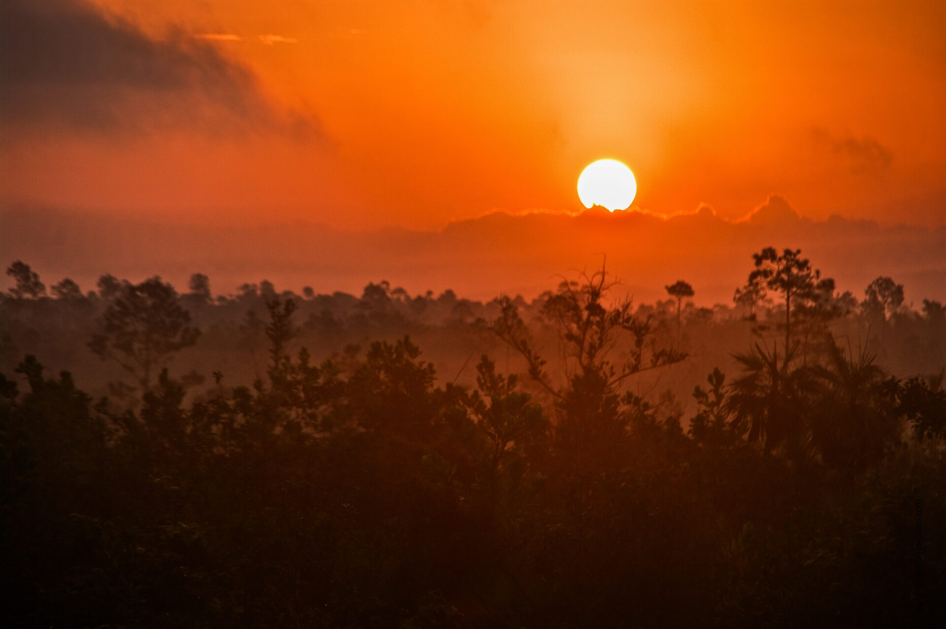 Momento mágico de la salida del sol detrás de las nubes en el horizonte.  I   (Viñales)