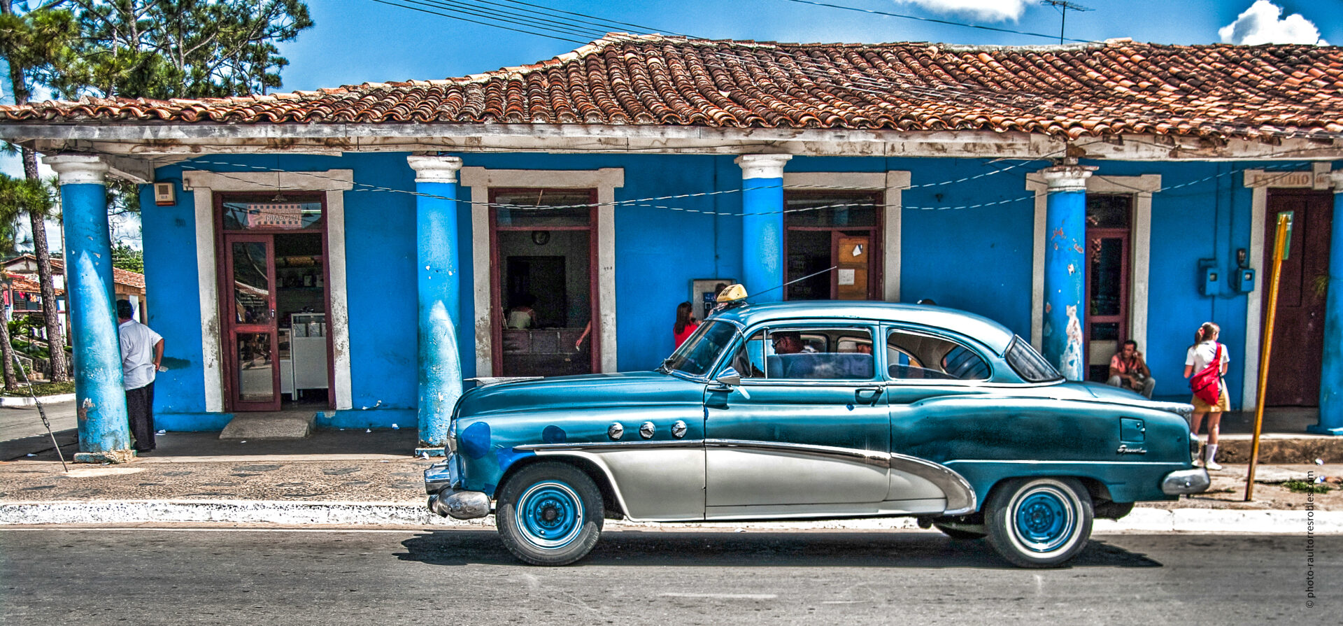 Almendrón azul y blanco  (taxi carros antiguos)   (Viñales)