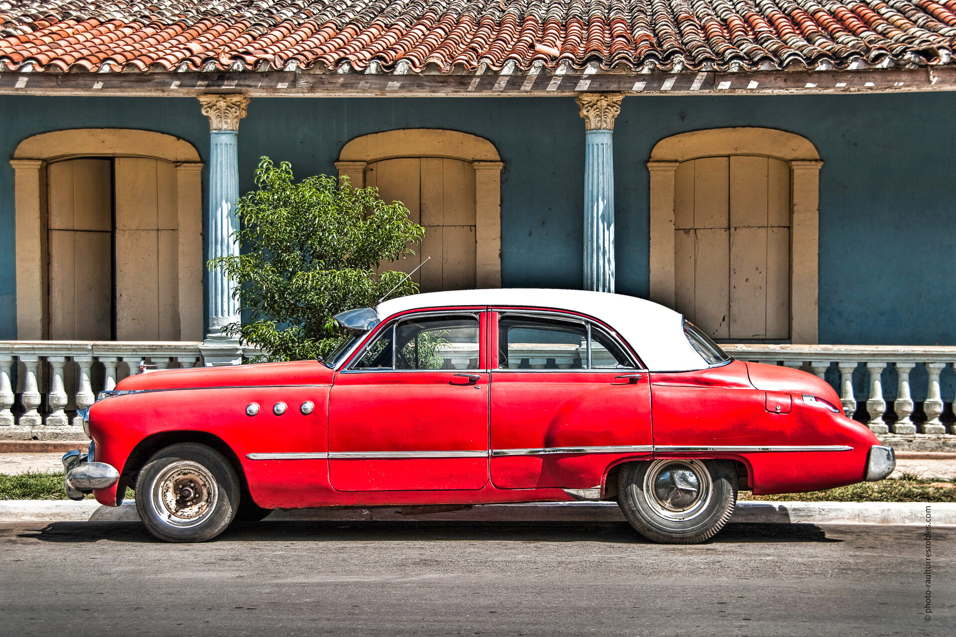 Carro rojo y blanco    (Viñales)