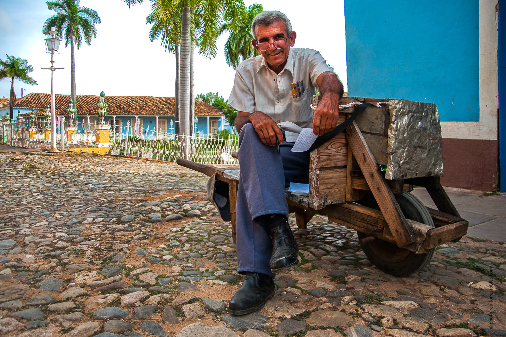Luisito Poeta, Historiador y carga maletas. 
Poema de despedida : Souvenir Poético
                                     Esta tarde buscaré
                                     en mi sérico baúl
                                     un verso para Raúl.
                                     Con gusto se lo daré.
                                     A su Puerto Rico haré
                                     inclusión en mi poema
                                     por ser la pequeña gema
                                     de las Antillas mayores
                                     le doy mis versos mejores
                                     como dórica diadema.         Luis Martínez, Trinidad 25 de abril 2010