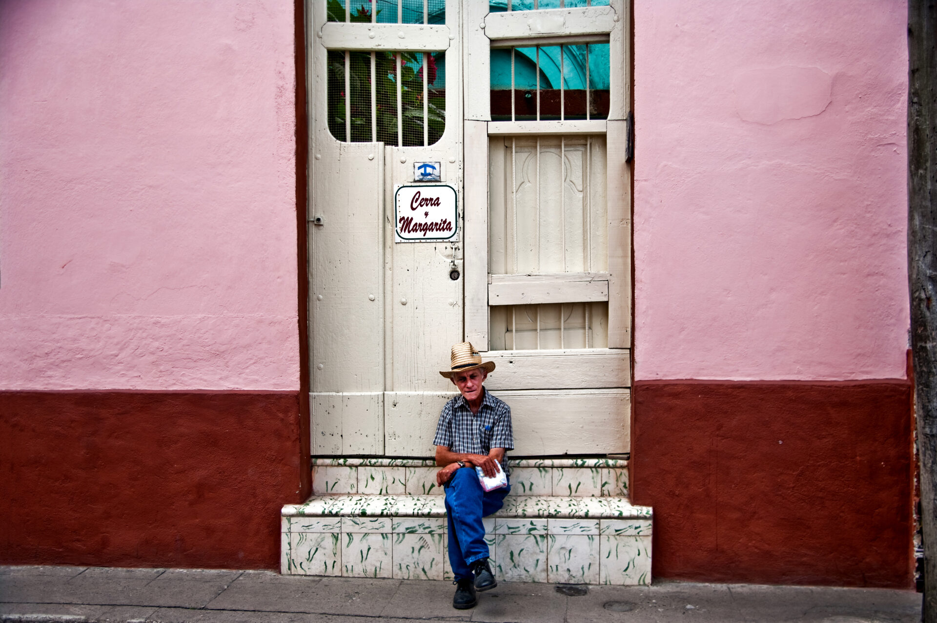 Jacinto sentado en la entrada de Margarita, mi hostal.    (Camagüey)