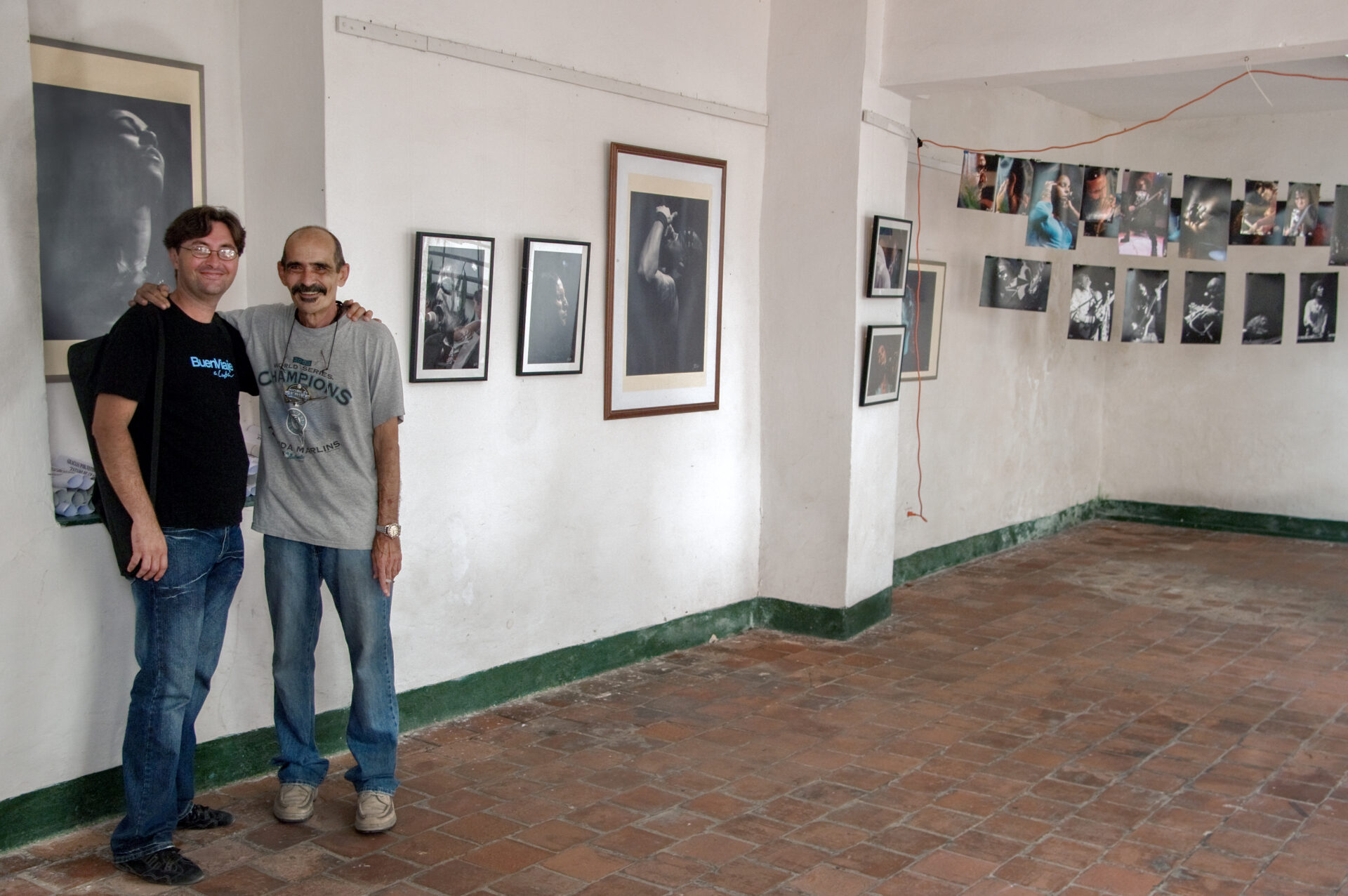 Con Néstor visitando Expo de Fotos de un Compañero  (La Habana)