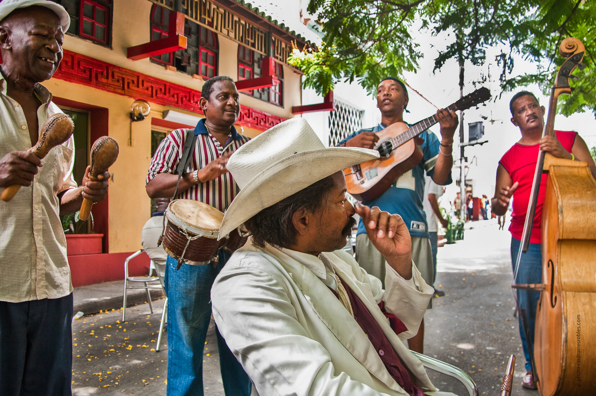 Tomando una cerveza con "Beny Moré" con animación de amigos músicos callejeros.   (Santiago)