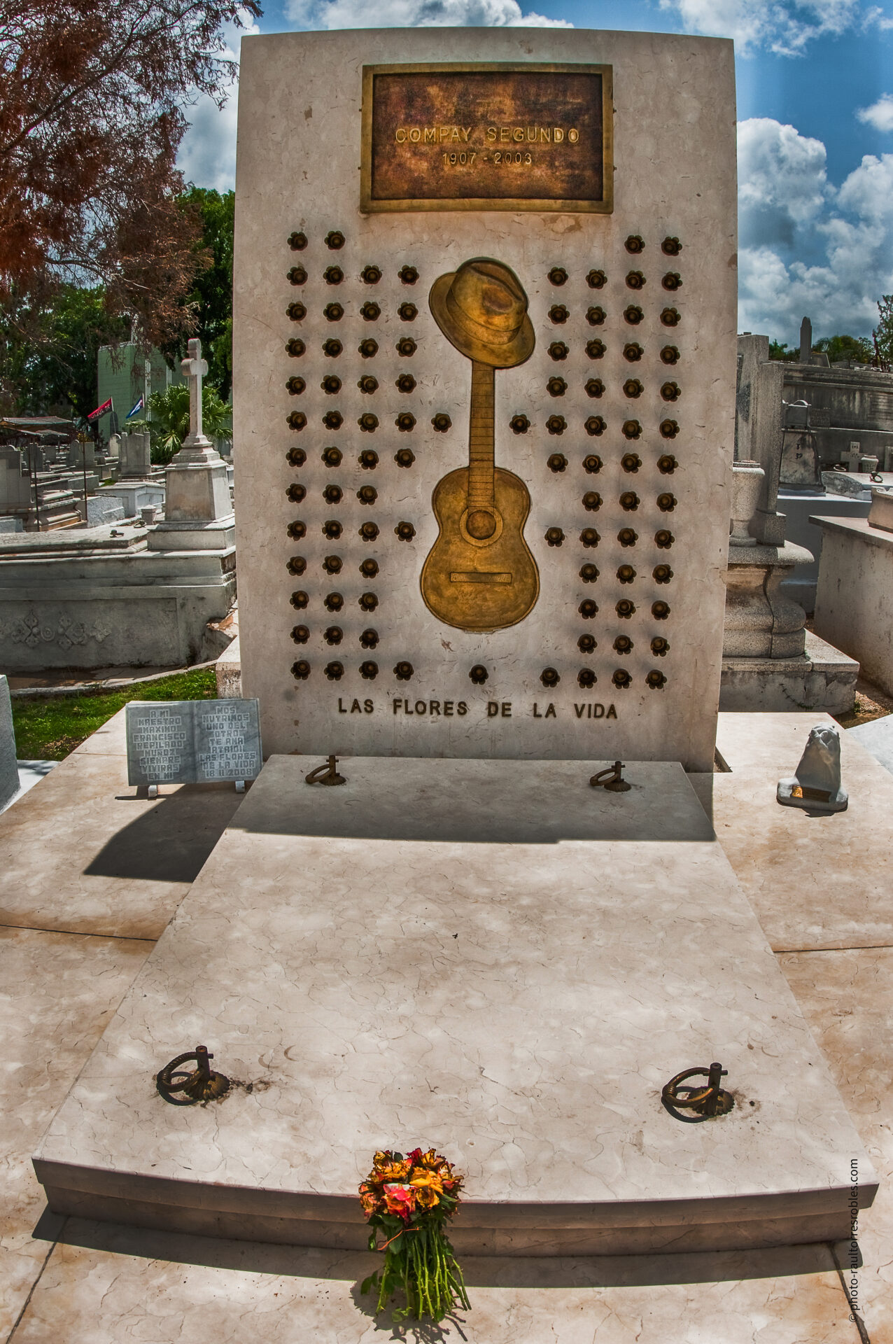 Tumba de Compay Segundo   (Santiago)