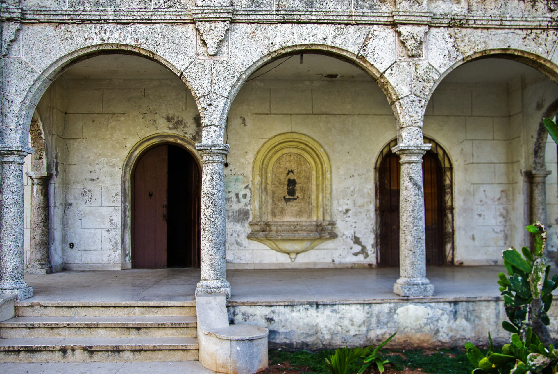 Decadencia y Nostalgia  II  (La Habana)